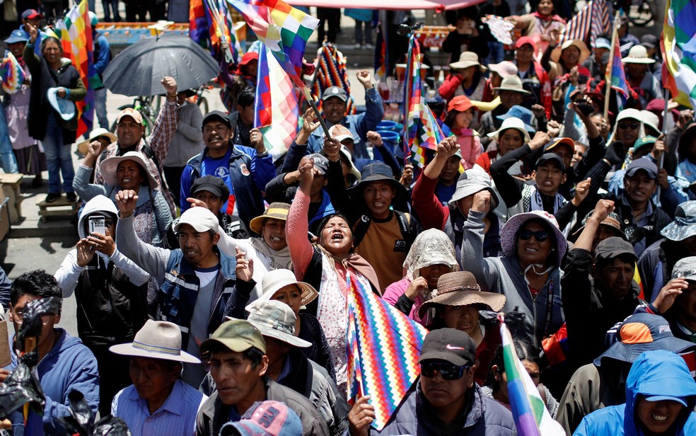 Apoiadores do ex-presidente Evo Morales participam de protesto em La Paz, na Bolívia, na quinta-feira (21) — Foto: Reuters/Marco Bello