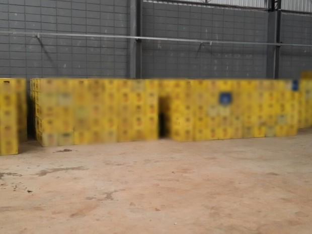 Caixas de bebidas foram encontradas em depósito (Foto: Divulgação/Polícia Militar Rodoviária)