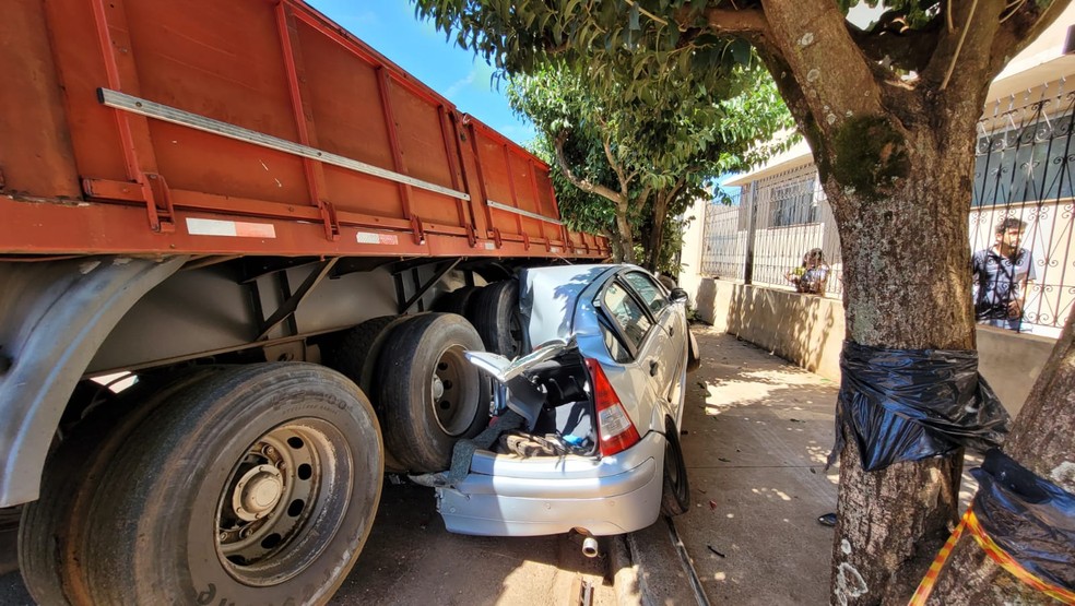 Caminhão desgovernado derruba árvore e 'atropela' carro e motos estacionados em avenida de Jaú — Foto: Luizinho Andretto/Divulgação