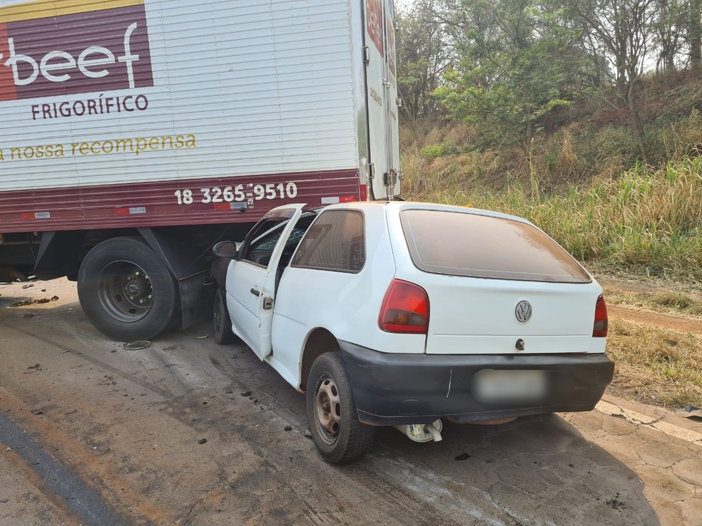 Outro carro bateu na traseira do caminhão depois do acidente em Bastos — Foto: João Trentini/Divulgação