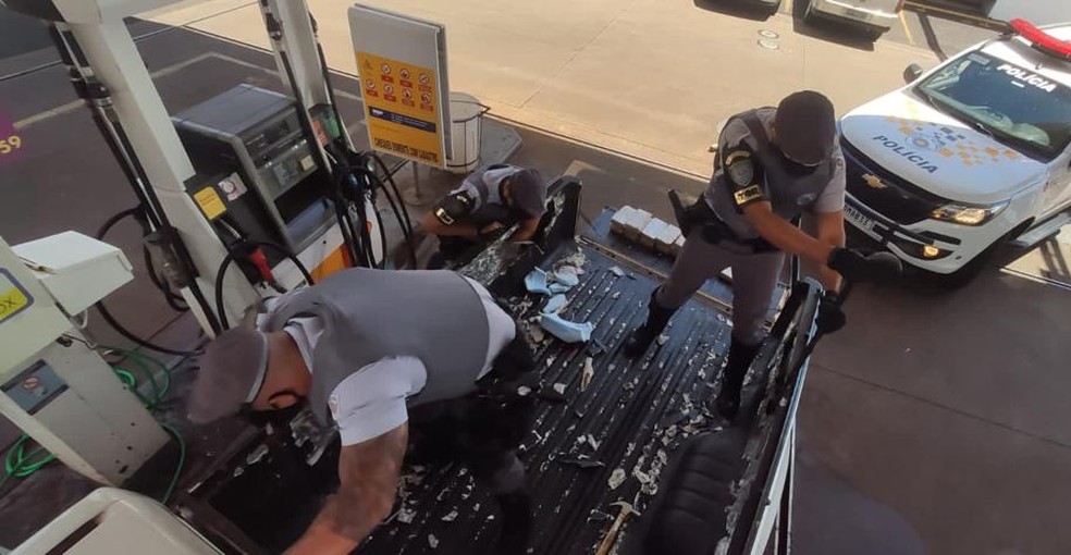 Policiais do TOR começaram a desmontagem da carroceria ainda no posto de combustíveis onde o suspeito foi abordado — Foto: Polícia Rodoviária/Divulgação