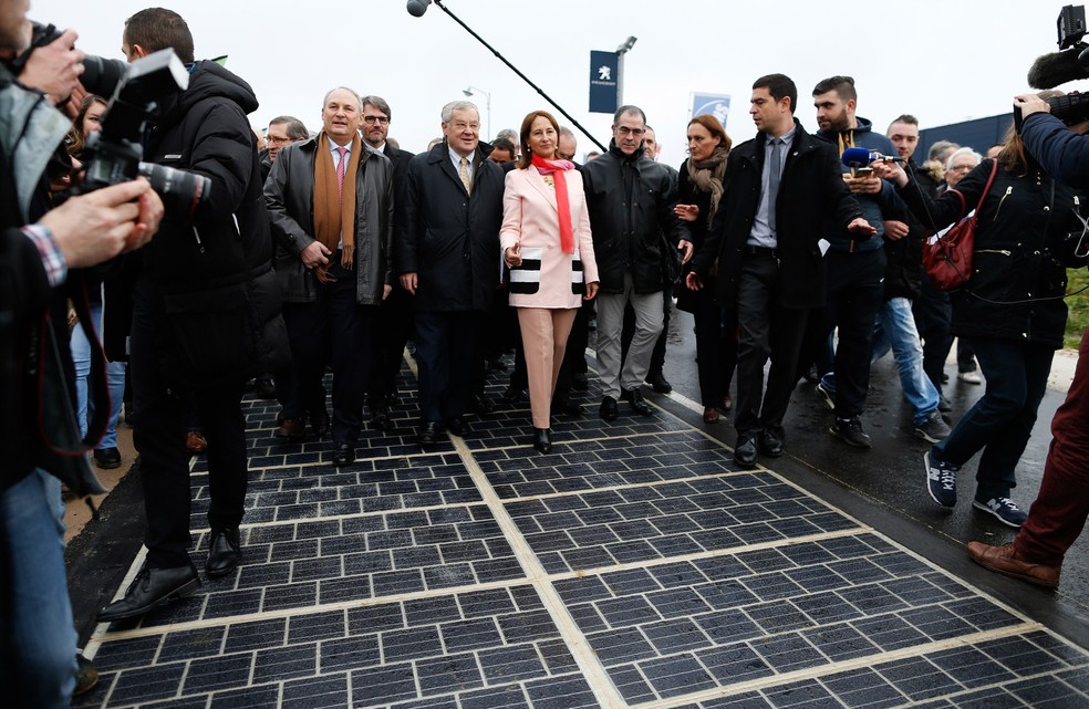 Segolene Royal, ministra de Ecologia, Desenvolvimento Sustentável e Energia da França, caminha nos painéis solares durante sua inauguração em Tourouvre, na França (Foto: Charly Triballeau/AFP)