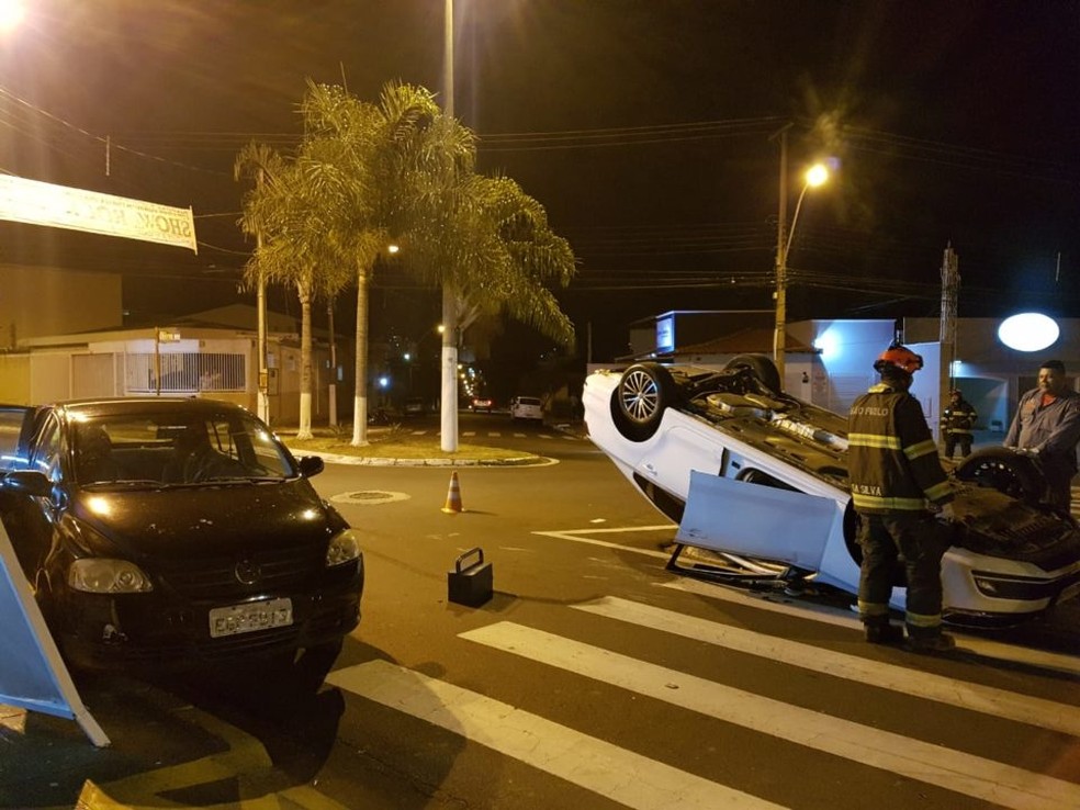 Com o forte impacto da colisão, um dos veículos capotou na noite de sábado (22) em Marília — Foto: Marília Notícia/Divulgação