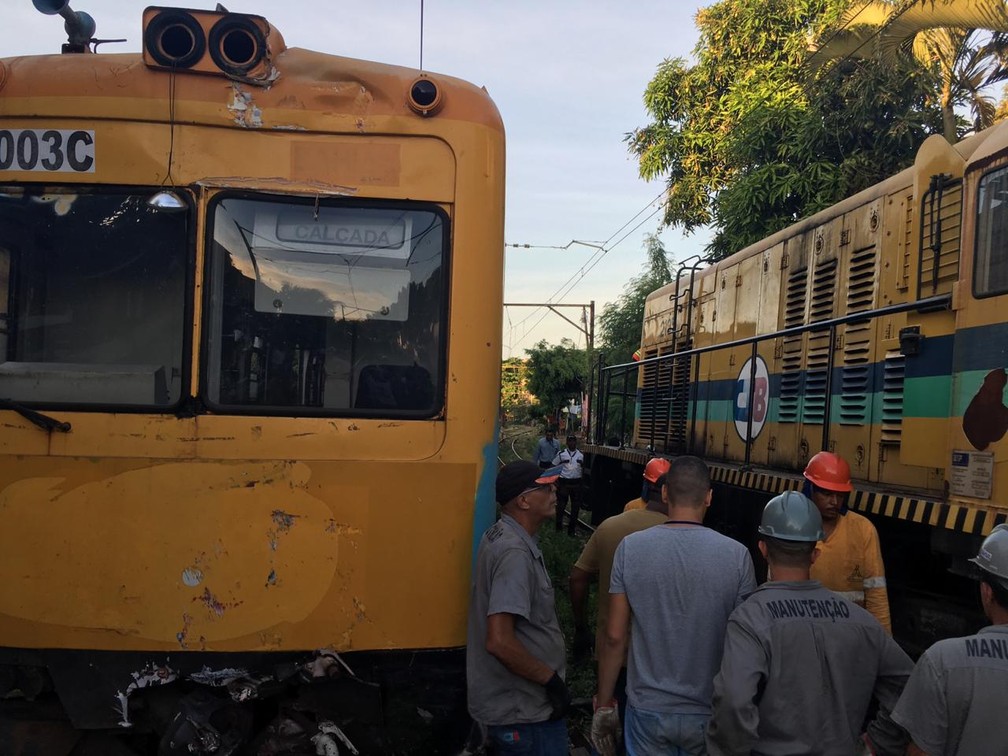 Equipes de manutenção em trabalho na linha do trem do subúrbio de Salvador para a retirada dos vagões do local nesta sexta (1º) — Foto: João Souza/G1BA
