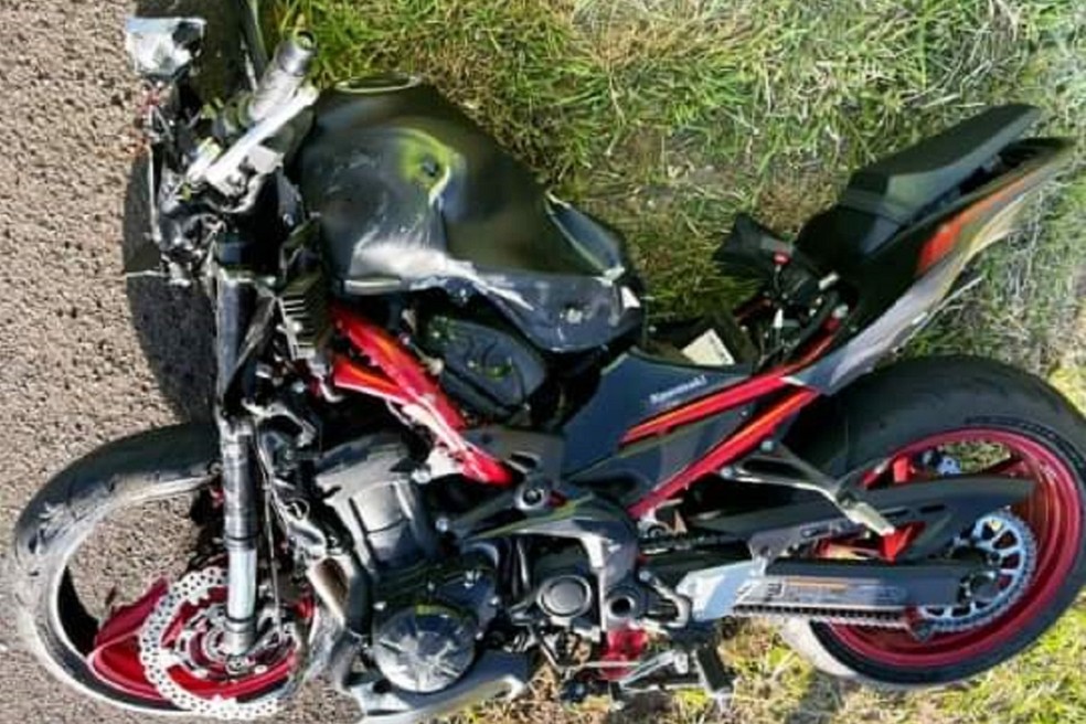 Moto envolvida em acidente em Pompeia — Foto: Foto: Bastos Já/Divulgação