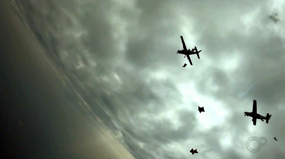 Paraquedistas saltam de wingsuit e batem recorde sul-americano em Boituva — Foto: TV TEM/Reprodução