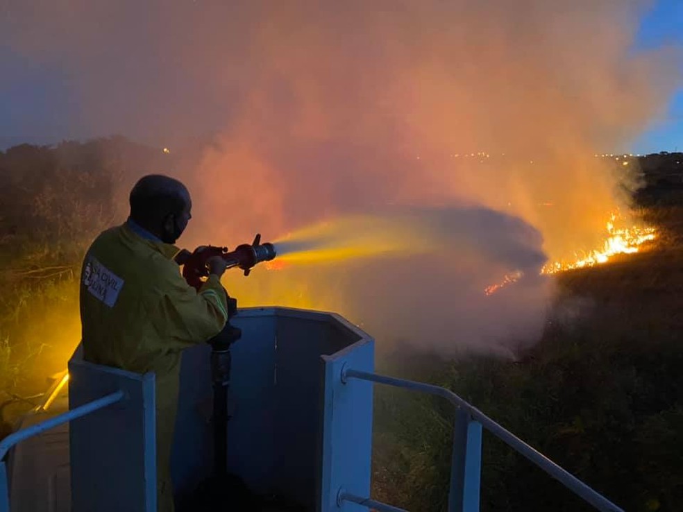 Caminhão-pipa da cidade também foi usado para conter as chamas em incêndio em Getulina (SP) — Foto: Defesa Civil/ Divulgação