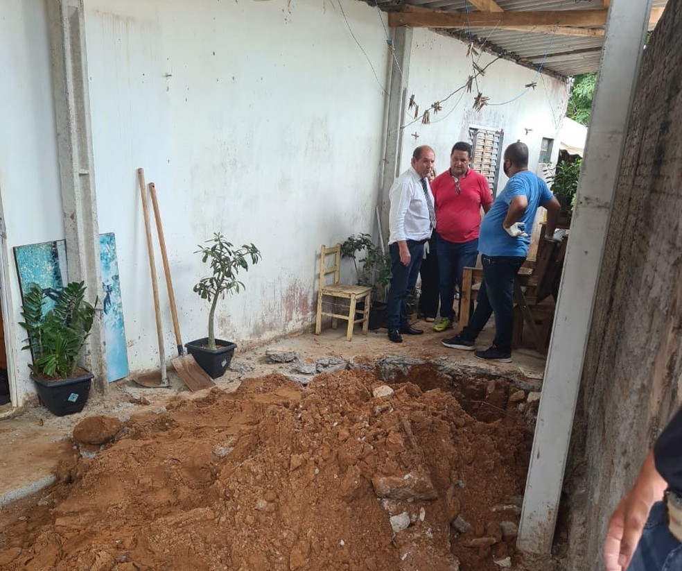 Polícia encontra corpos de mãe e filha enterrados em quintal de casa em Pompeia — Foto: João Trentini/Divulgação