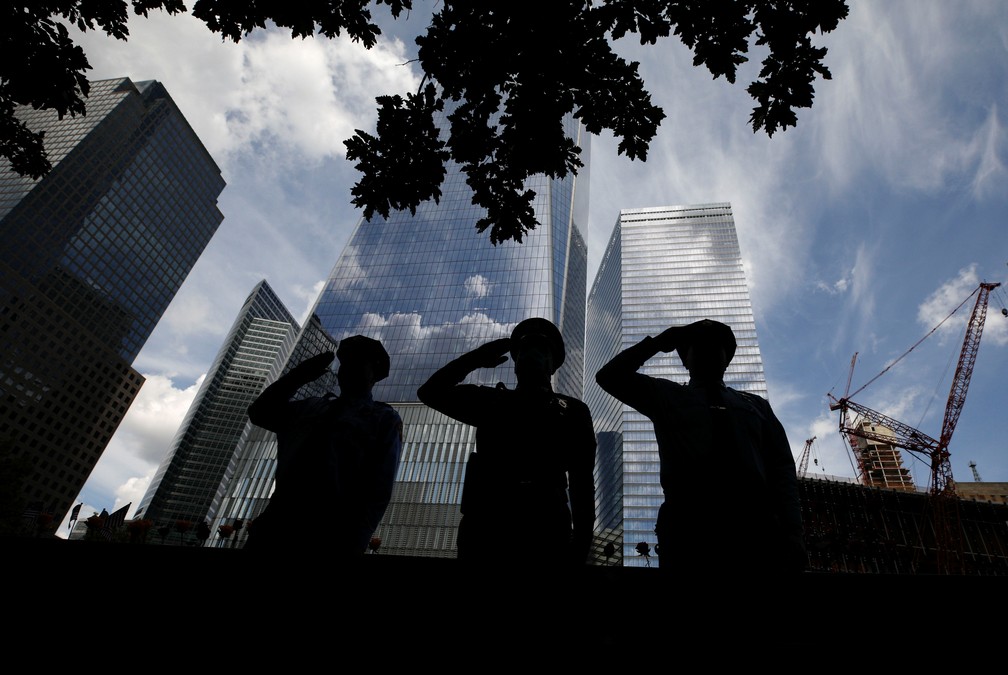 Militares fazem saudação para homenagear as vítimas dos ataques de 11 de setembro em Nova York — Foto: Reuters/Brendan McDermid