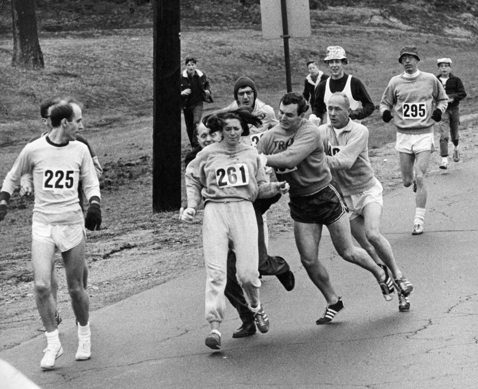 Funcionário tenta expulsar Kathrine Switzer da Maratona de Boston de 1967 (Foto: Getty Images)