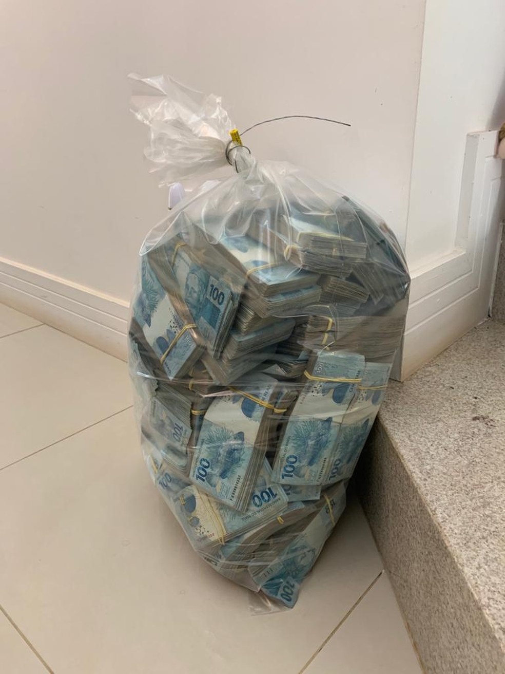 Dinheiro foi apreendido durante operação do Gaeco em Bauru  — Foto: Arquivo pessoal
