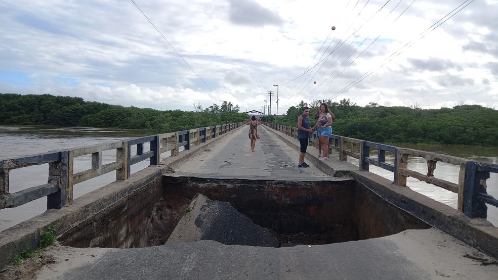 Recuperação de um dos encontros da ponte sobre o Rio Jucuruçu, na BA-001, na entrada de Prado, foi iniciada neste domingo — Foto: Reprodução / Redes Sociais