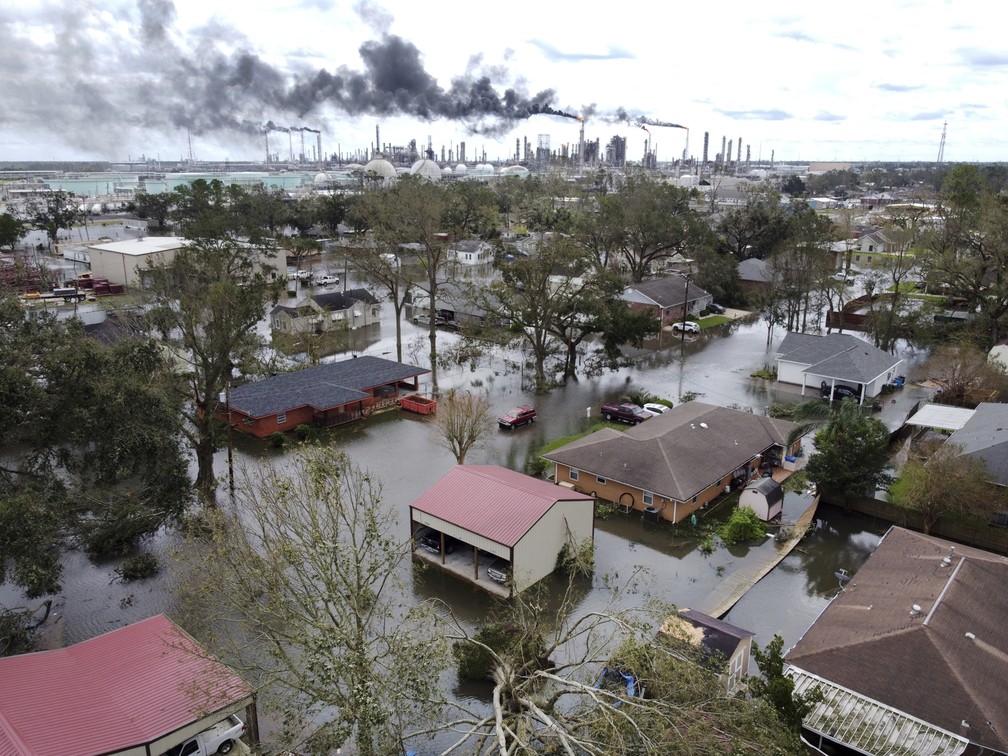 Casas alagadas perto de Norco, no estado da Louisiana, após a passagem do furacão em 30 de agosto de 2021 nos Estados Unidos — Foto: Chris Granger/The Times-Picayune/The New Orleans Advocate via AP