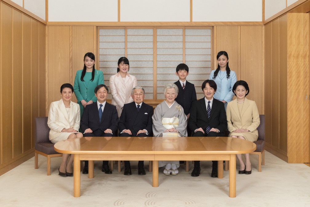 A família imperial japonesa, com o imperador Akihito sentado ao centro, na frente, ao lado da imperadora, Michiko (vestindo cinza). À esquerda do imperador está o próximo monarca, o príncipe Naruhito. — Foto: AFP PHOTO/FILES/IMPERIAL HOUSEHOLD AGENCY