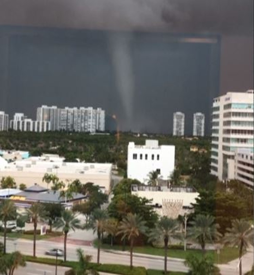 Tromba d'água registrada na Flórida nesta quarta (19) se transformou em um tornado antes de voltar ao mar e perder força — Foto: Aventura Hospital and Medical Center via NBC/Reprodução