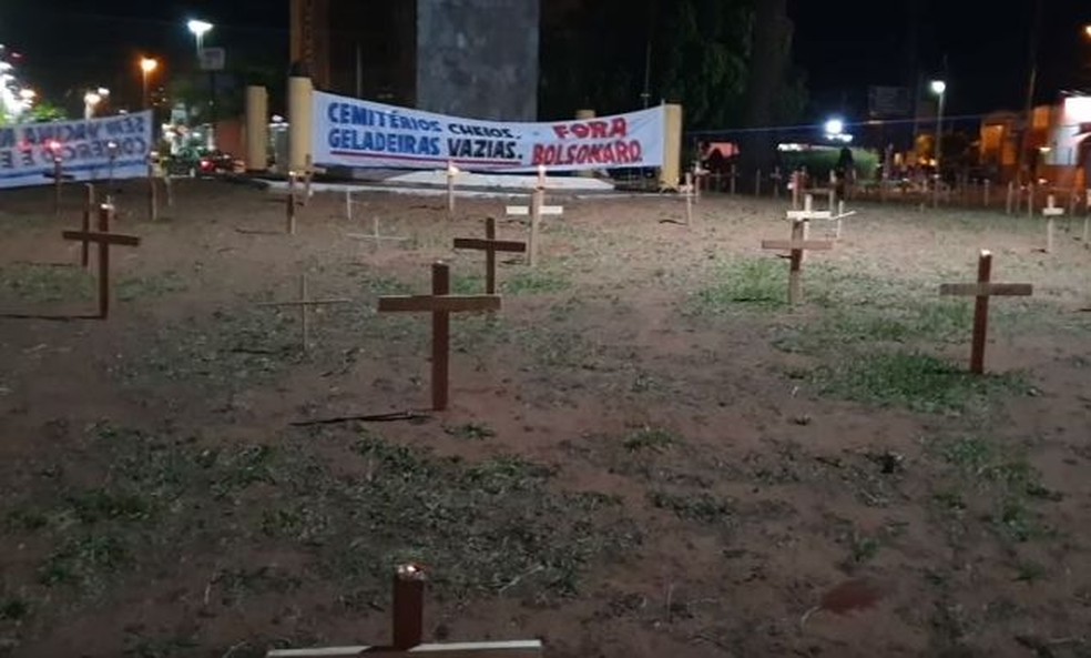 Em Lins, 274 cruzes foram colocadas na praça da Avenida Floriano Peixoto  — Foto: Nova TV/ Divulgação 