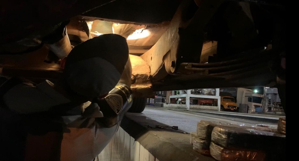 Droga apreendida na Rodovia Raposo Tavares, em Tatuí (SP), estava escondida em fundo falso de caminhonete — Foto: Polícia Militar Rodoviária/Divulgação
