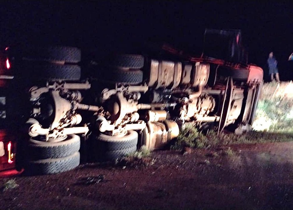 Homem perde controle da direção e tomba caminhão em Itaberá  — Foto: Arquivo Pessoal