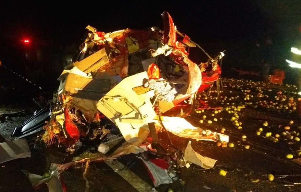 Um pessoa morreu e outras duas ficaram feridas em acidente com seis veículos em Itararé (SP) — Foto: Arquivo Pessoal