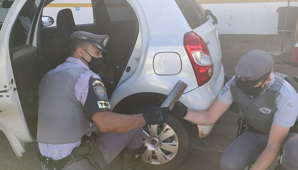 Drogas foram encontradas dentro de carro na SP-294 em Bauru — Foto: Polícia Rodoviária Estadual/Divulgação