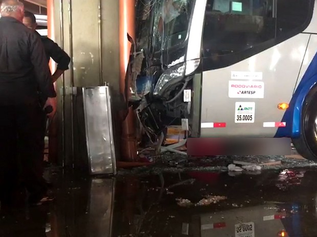Ônibus bateu em pilastra de sustentação da rodoviária de Campinas e atropelou pessoas (Foto: Ana Paula Pinheiro / EPTV)