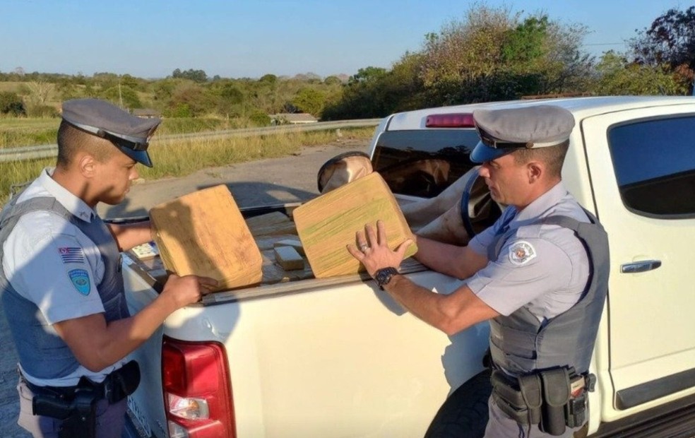 Polícia apreende 1,2 tonelada de maconha após perseguição em Quadra — Foto: Polícia Rodoviária/ Divulgação