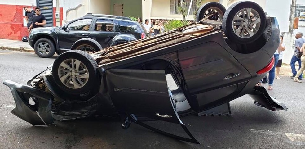 Condutora do carro contou que teria sofrido um mal súbito, o que teria provocado o acidente no centro de Lins — Foto: J. Serafim / Divulgação 