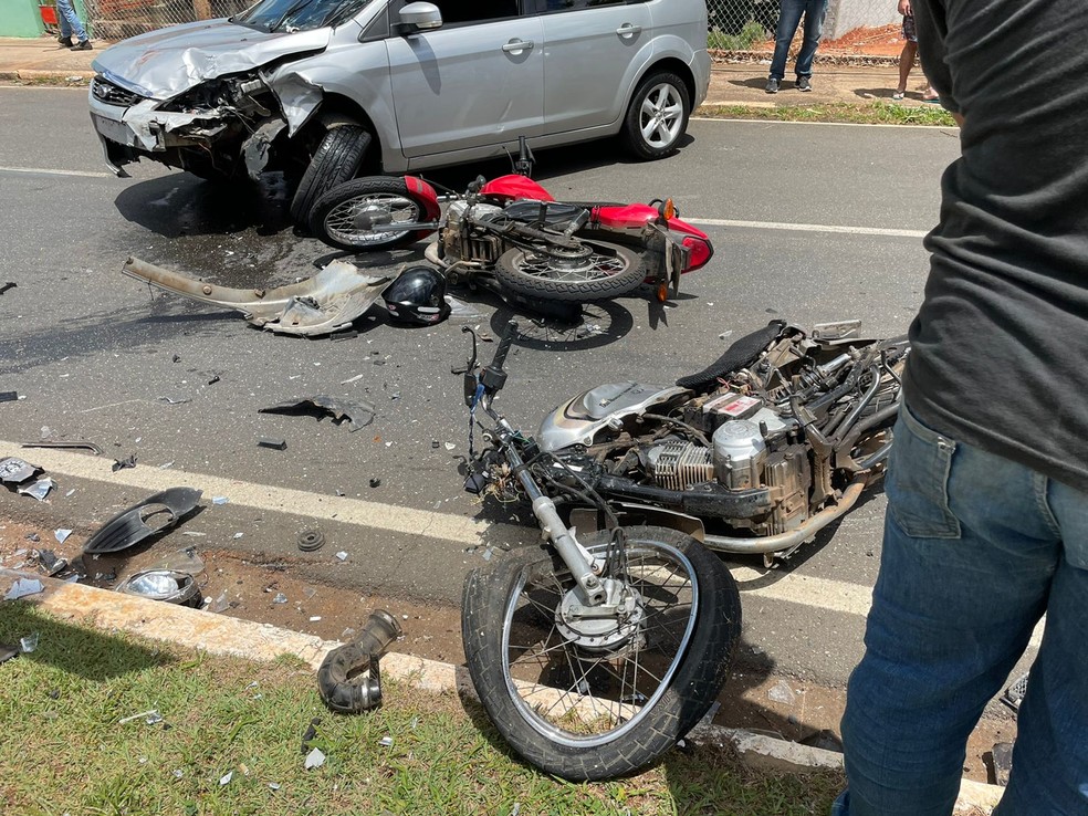 Batida entre carro e moto deixa feridos em Itapetininga — Foto: Arquivo pessoal