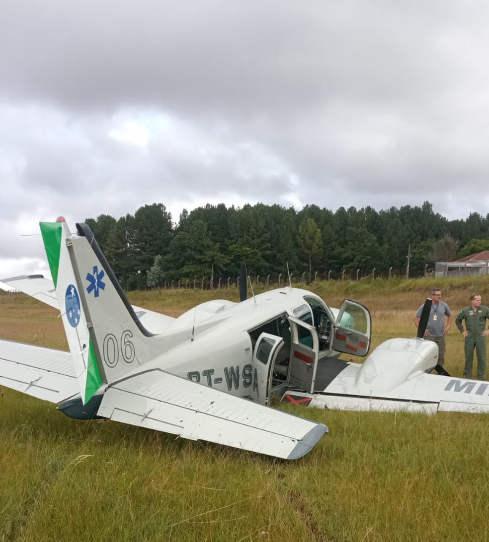 Aeronave ficou estacionada em gramado do Aeroporto do Bacacheri — Foto: Divulgação/Hudson Teixeira