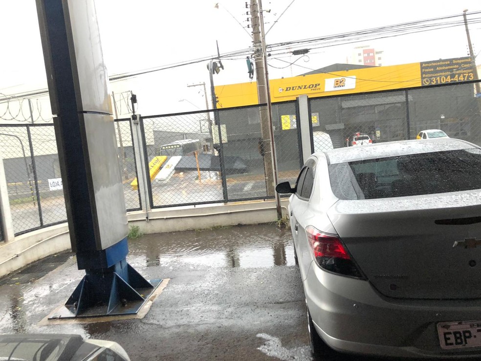 Totem de aço com painel de uma loja caiu com a força dos ventos na Avenida Duque de Caxias — Foto: Arquivo pessoal