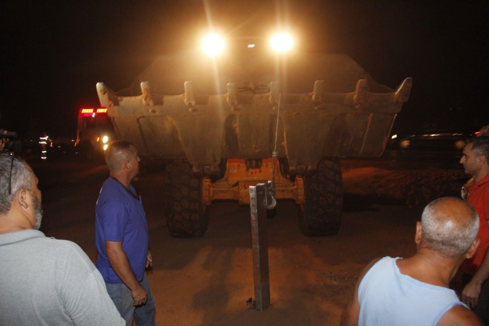 Máquinas da prefeitura fizeram a retirada dos guard-rails ainda na noite de quarta-feira — Foto: Priscila Medeiros/Prefeitura de Bauru