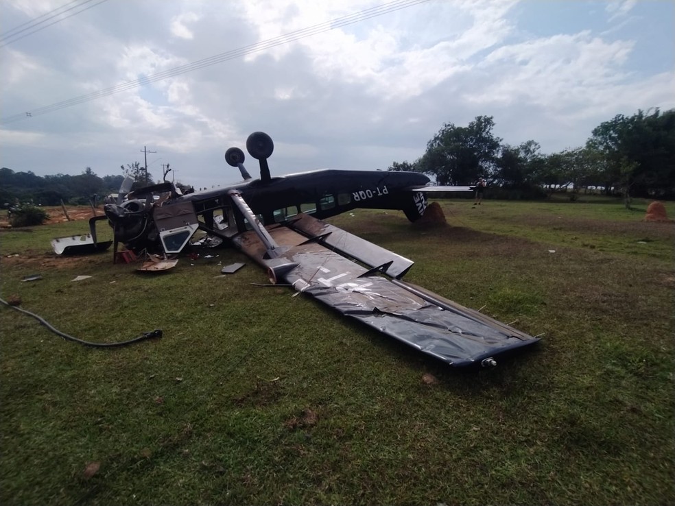 Avião fez pouso forçado com paraquedistas em Boituva (SP) — Foto: Polícia Militar/Divulgação 