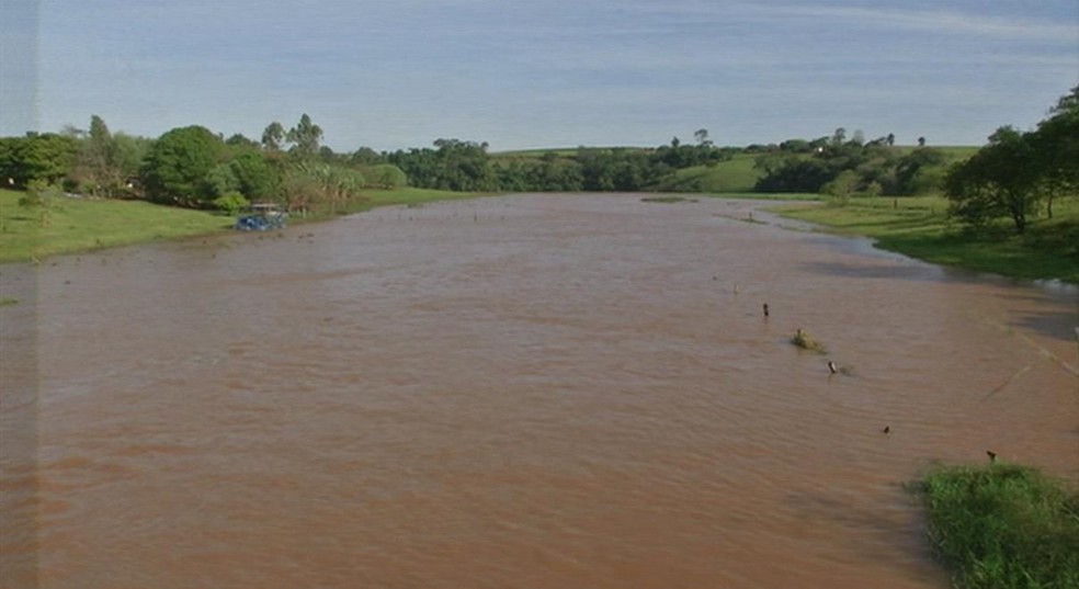 Homem de 34 anos teria pulado no rio para nada quando foi arrastado pela correnteza em Fartura (Foto: Reprodução/TV TEM)