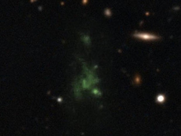 A radiação ultravioleta da Lyman-alpha aparece em verde, após ser &quot;esticada&quot; pela expansão do Universo em sua longa jornada para Terra (Foto: ESO/M. Hayes)