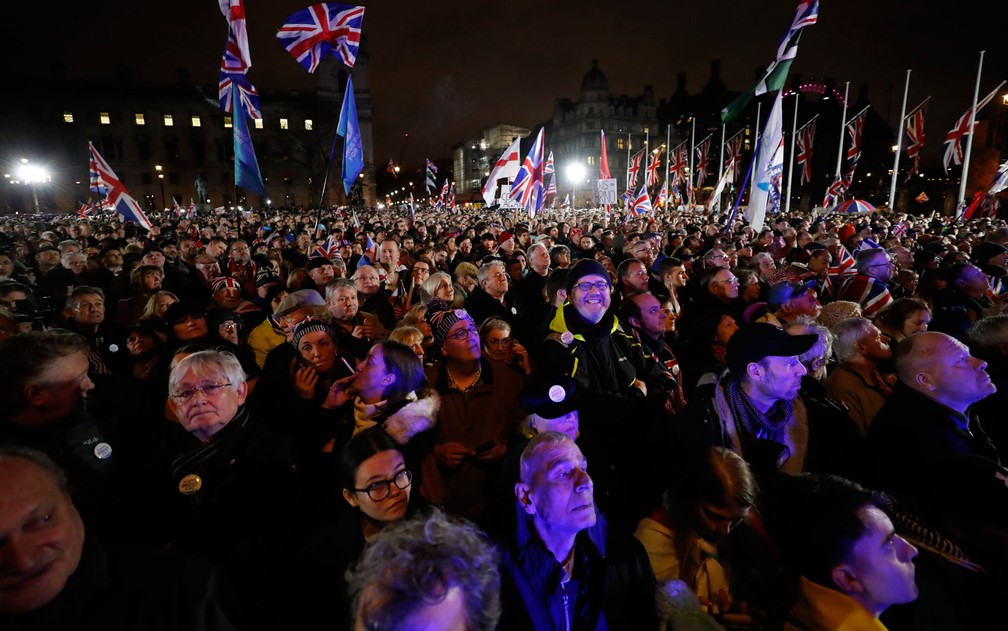 Apoiadores do Brexit se reúnem para comemorar a saída da União Europeia, em Londres, na sexta-feira (31) — Foto: AP Photo/Frank Augstein