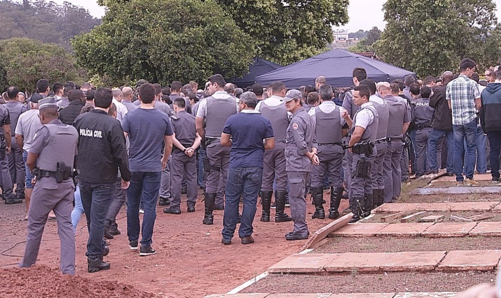 Policiais militares se reúnem para velar o corpo do Tenente Felipe Atanázio em Bauru — Foto: Reprodução/TV TEM