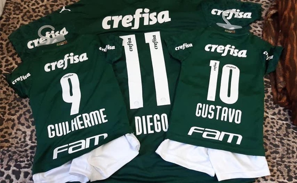 Diego e os filhos ganharam camisetas personalizadas do Palmeiras em Macatuba — Foto: Arquivo pessoal