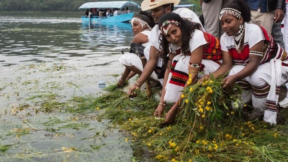 Ano Novo etíope coincide com início da primavera no país; celebrações incluem jogar grama e flores na água, para agradecer a Deus por essa estação — Foto: AFP/BBC