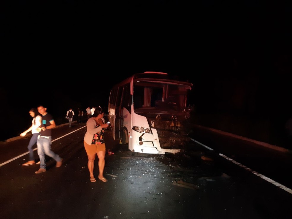 Pai, mãe e filho morreram após carro bater de frente micro-ônibus e um carro — Foto: Divulgação/PRF