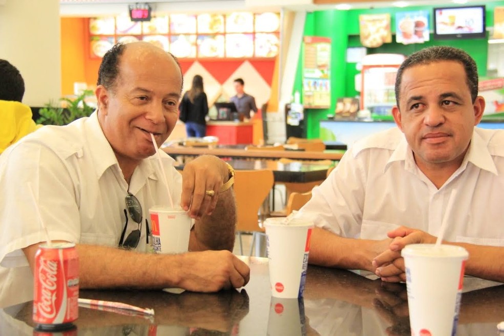 Osvaldo, tomando um refri, e Augusto Duarte em uma viagem a trabalho — Foto: Augusto Duarte/Arquivo pessoal