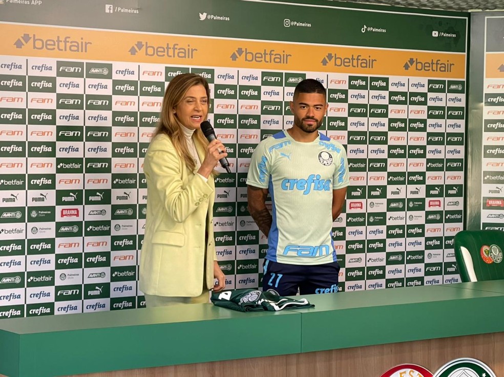 Leila Pereira apresenta Bruno Tabata, reforço do Palmeiras — Foto: Thiago Ferri