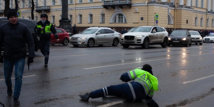 The violence against Traffic police officer during illegal rallies in Moscow, Jan 23