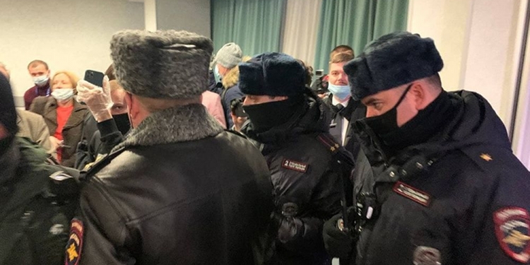 Police in Moscow interrupt a forum organized by an organization controlled by the fugitive oligarch