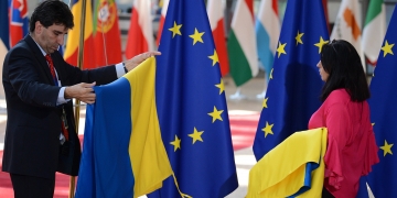 The Secretary of State at the French Foreign Ministry called the prospect of Ukraine's accession to the European Union frivolous.