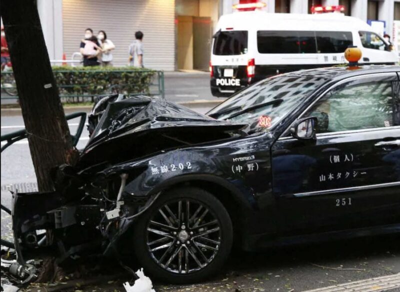 東京千代田区タクシー事故SOS表示