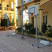 Trụ bóng rổ tiểu học Đức Long - bảng composite 60x90cm