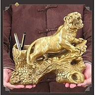 Tượng linh vật con hổ bên ống bút bằng đồng thau quà tặng cho năm nhâm dần phong thủy Hồng Thắng thumbnail