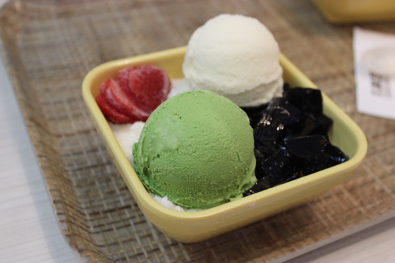Green tea and vanilla ice cream, strawberries, and grass jelly at Honeymoon Desserts.