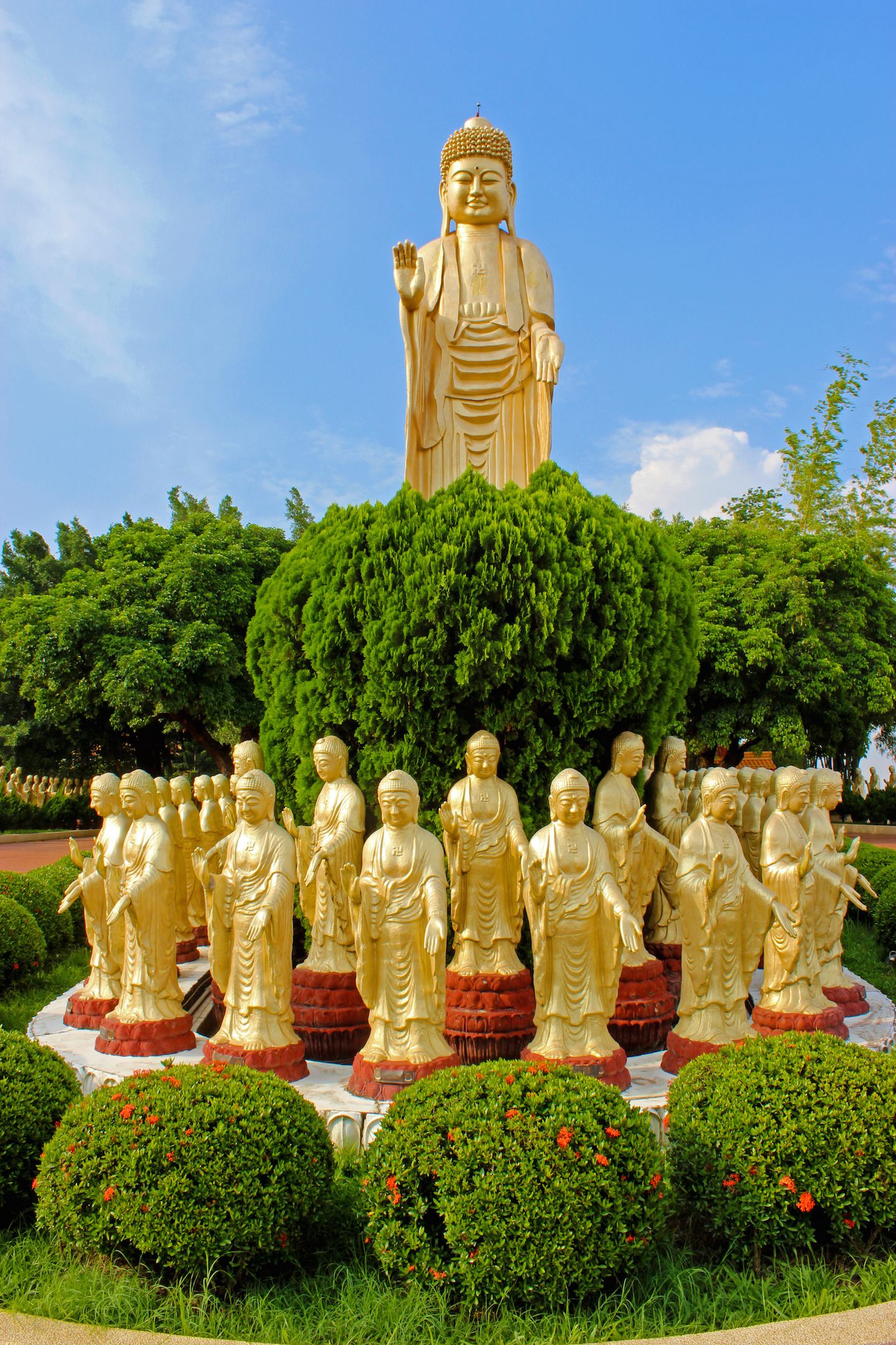 Amitabha Buddha surrounded by smaller standing Buddhas