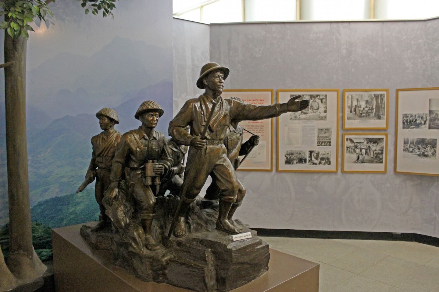Ho Chi Minh leading the soldiers